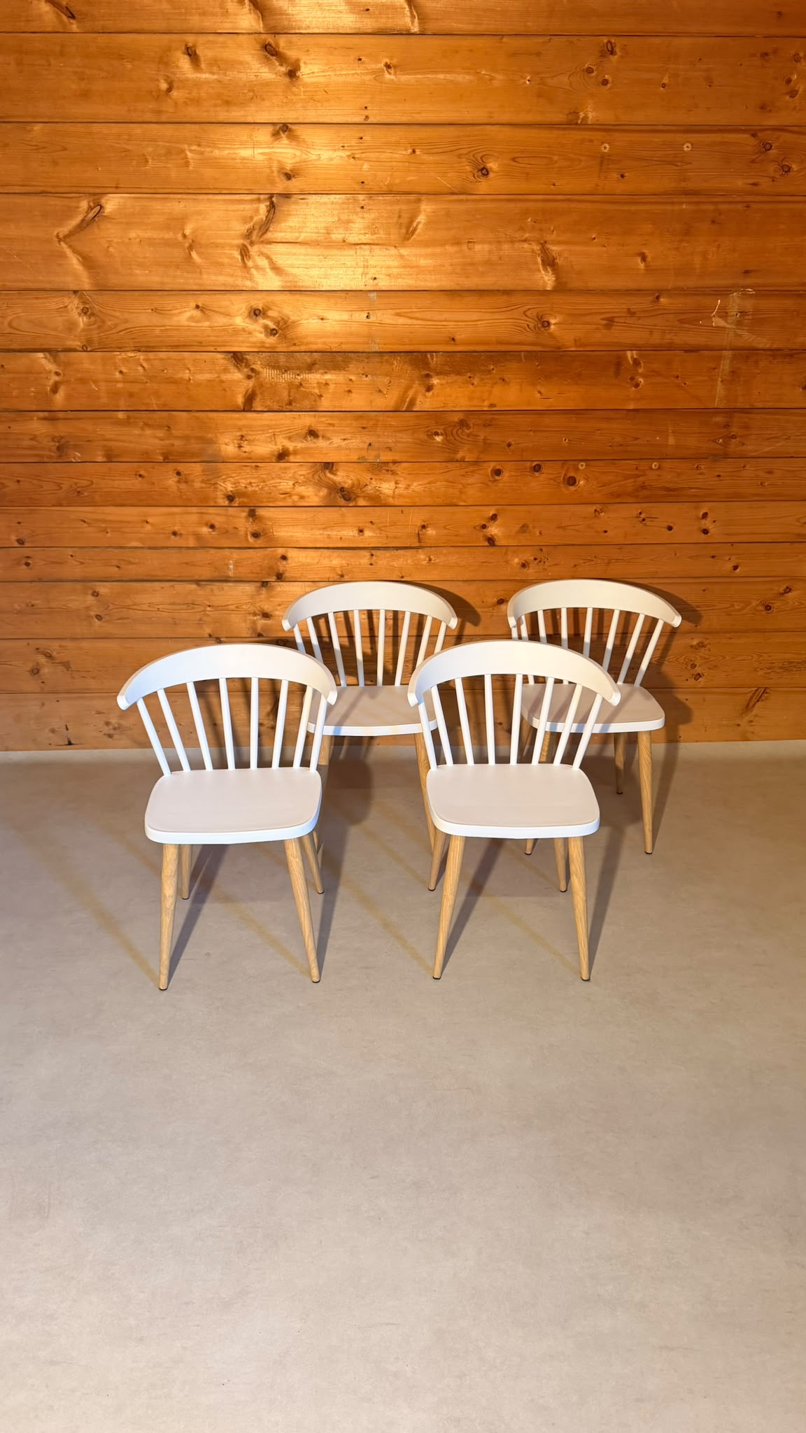 4 Stühle im skandinavischen Windsor Stil, Sprossenstühle
