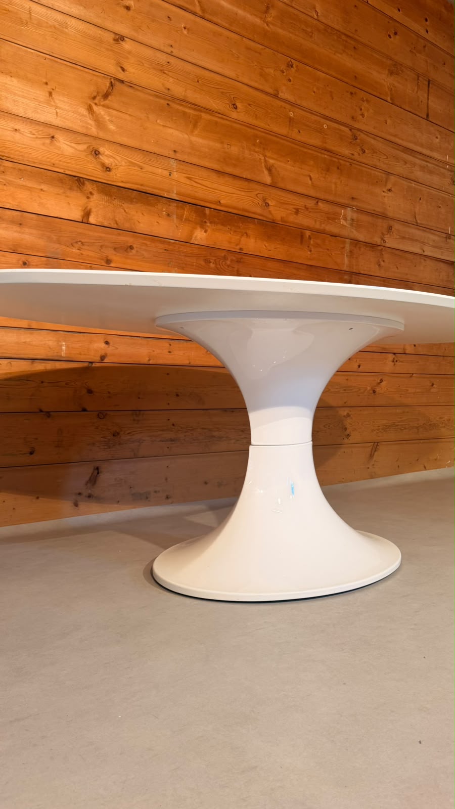 Ovaler Space Age Tisch mit Tulpenfuss in weiss, Tulip Stil