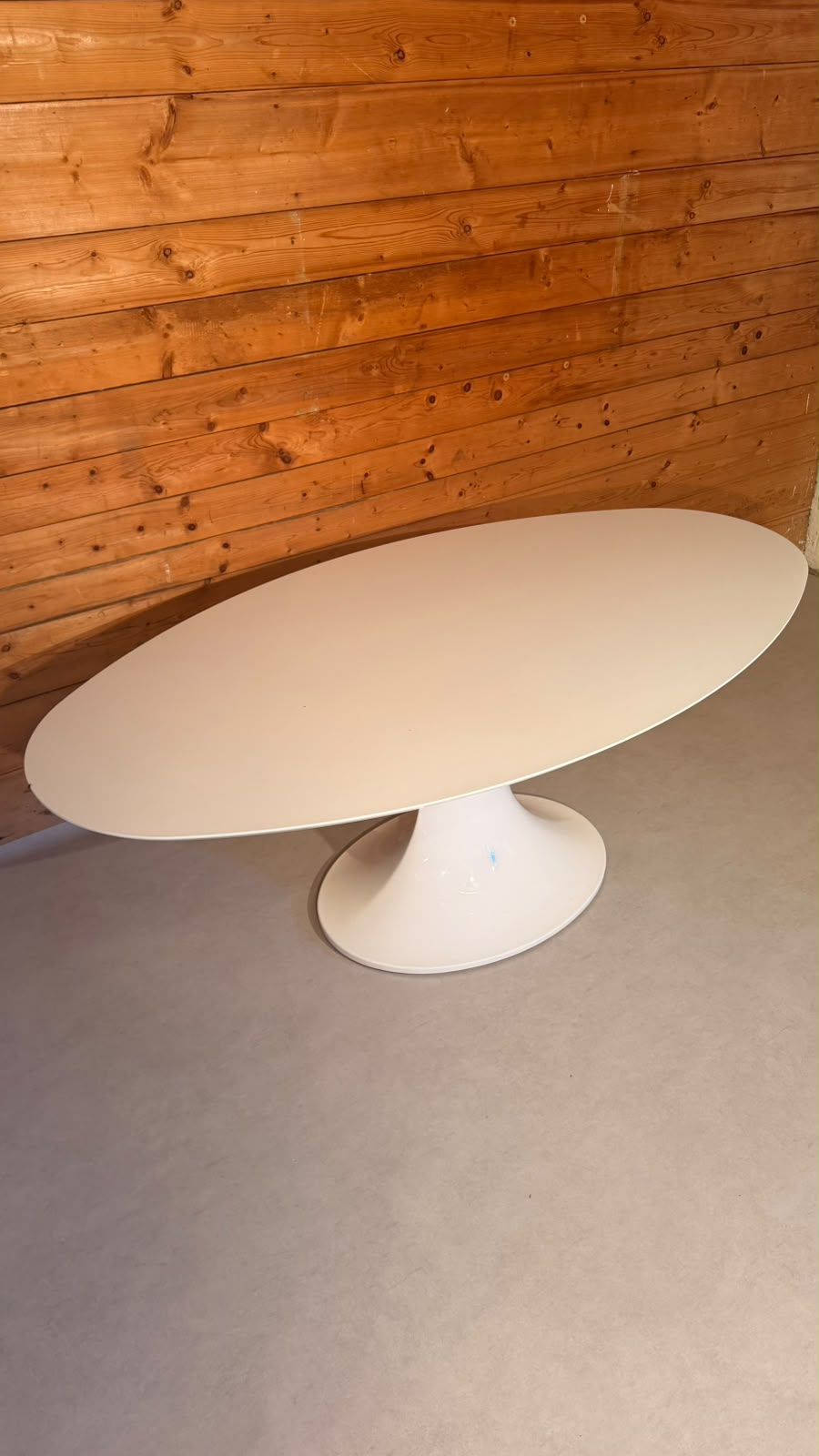 Ovaler Space Age Tisch mit Tulpenfuss in weiss, Tulip Stil