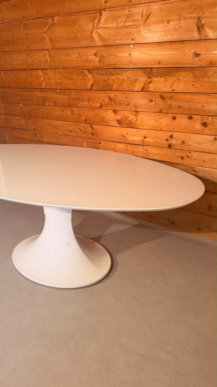 Ovaler Space Age Tisch mit Tulpenfuss in weiss, Tulip Stil