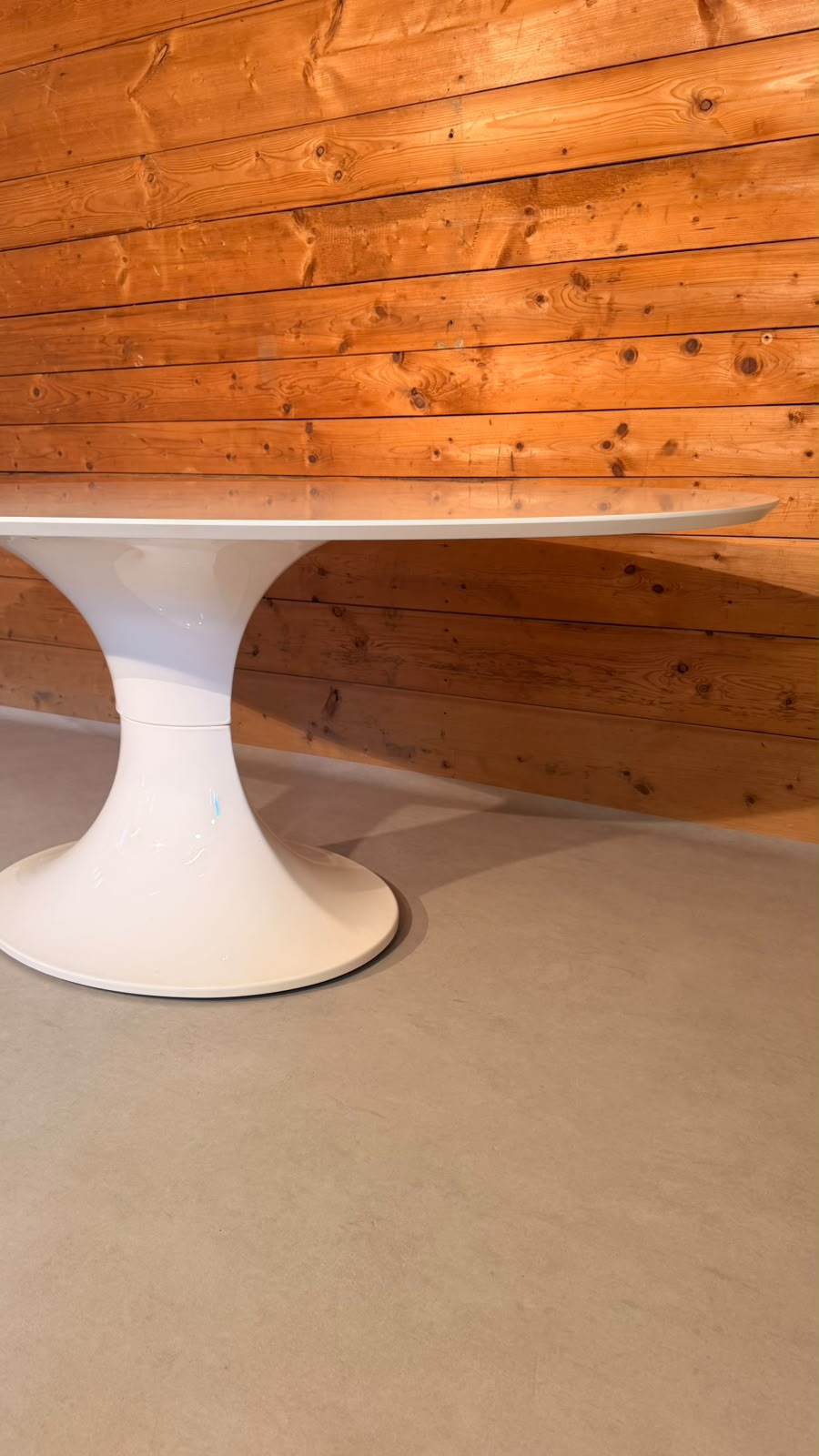 Ovaler Space Age Tisch mit Tulpenfuss in weiss, Tulip Stil