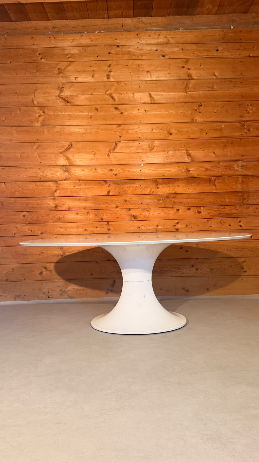 Ovaler Space Age Tisch mit Tulpenfuss in weiss, Tulip Stil