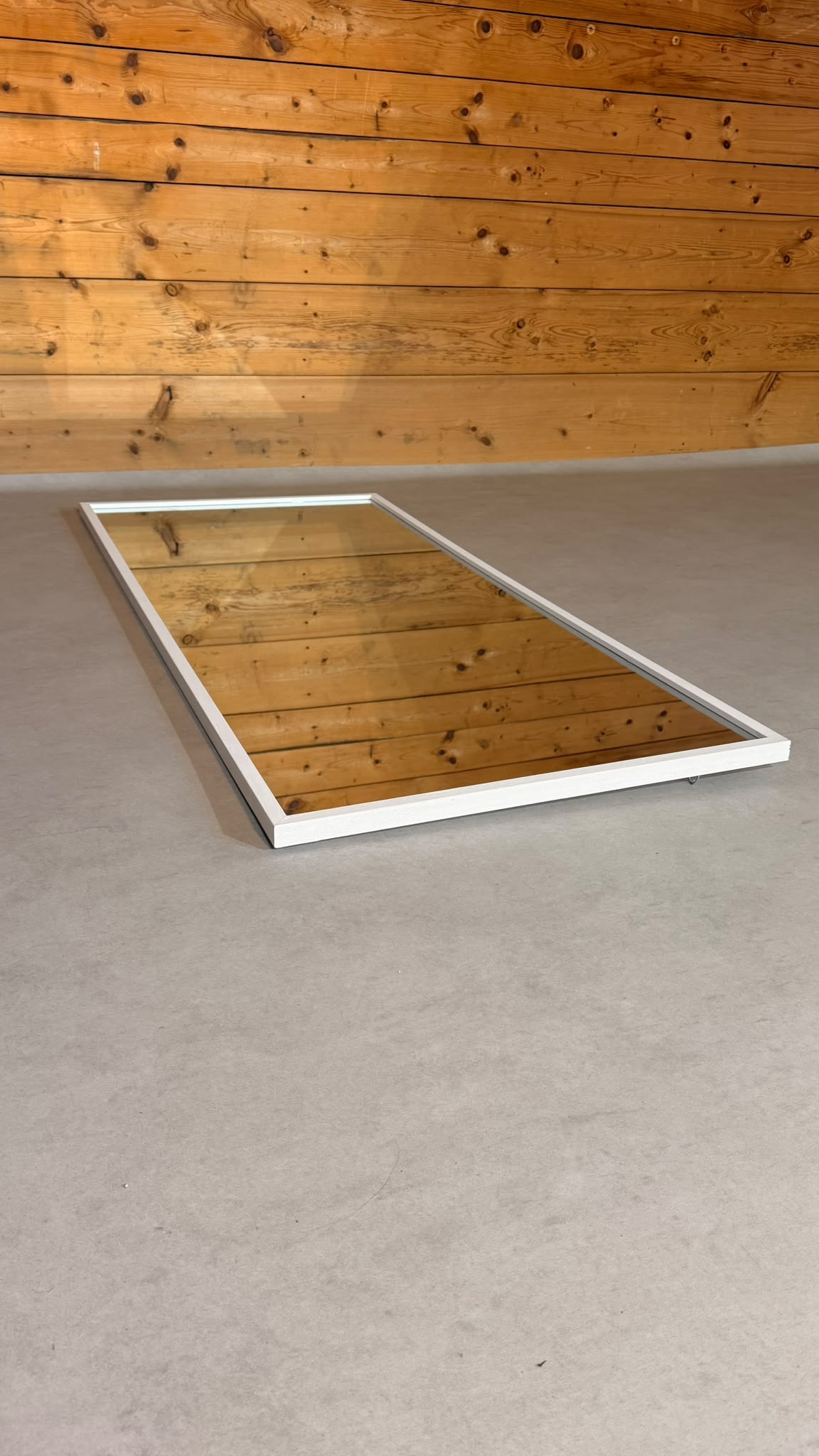 Spiegel mit weissem Rahmen, flexible Wandmontage