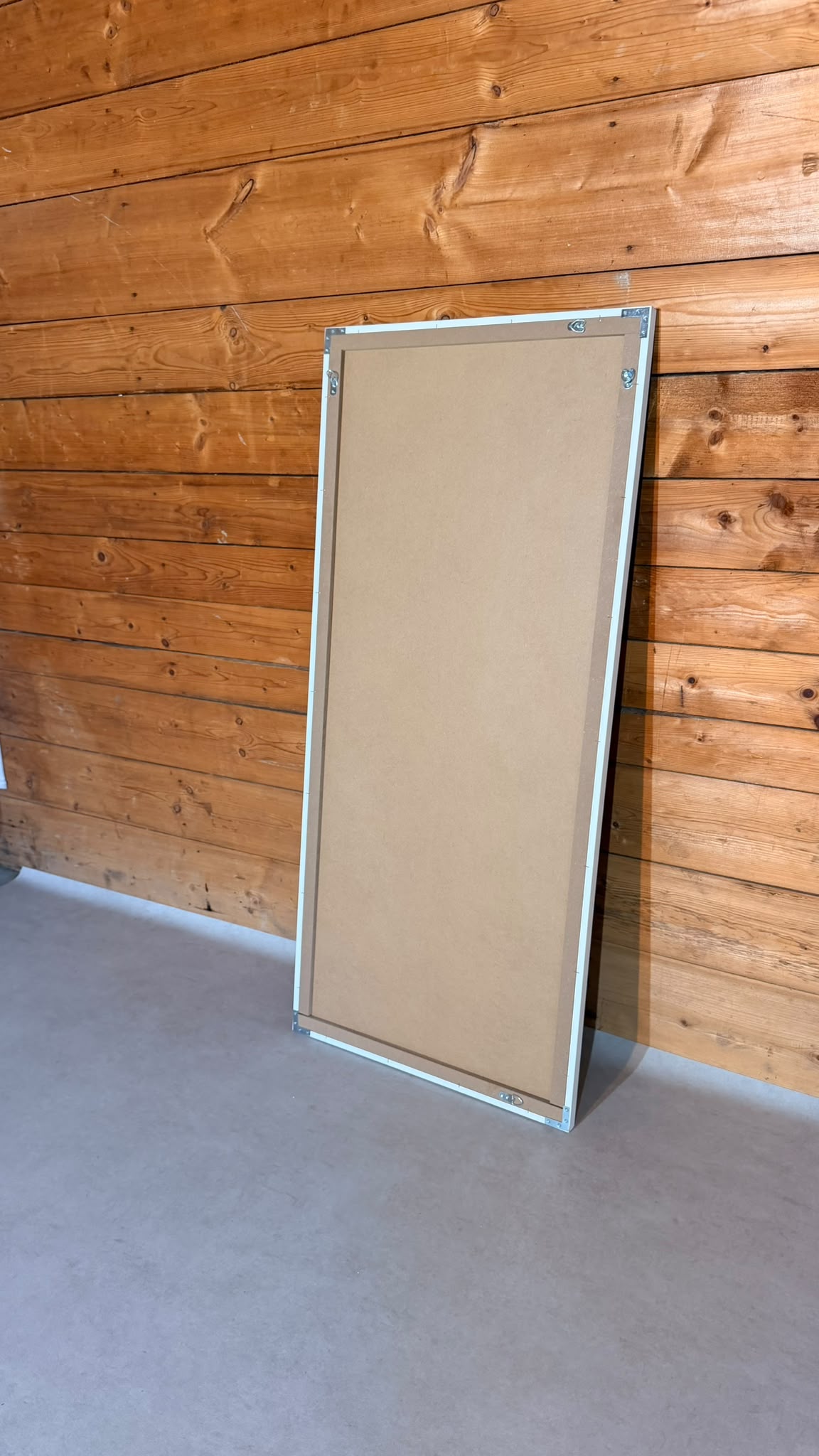 Spiegel mit weissem Rahmen, flexible Wandmontage
