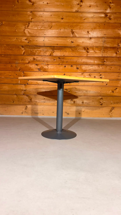 Quadratischer Tisch in grau von der Rohr AG Madiswil