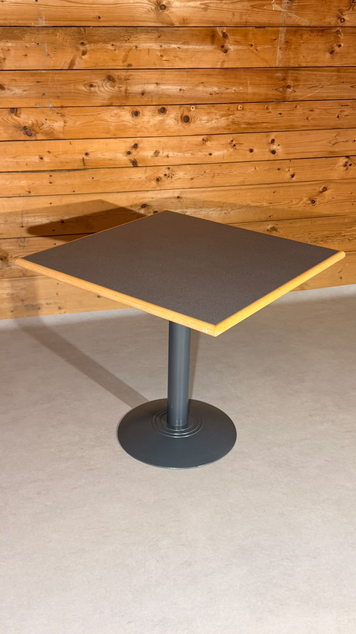 Quadratischer Tisch in grau von der Rohr AG Madiswil
