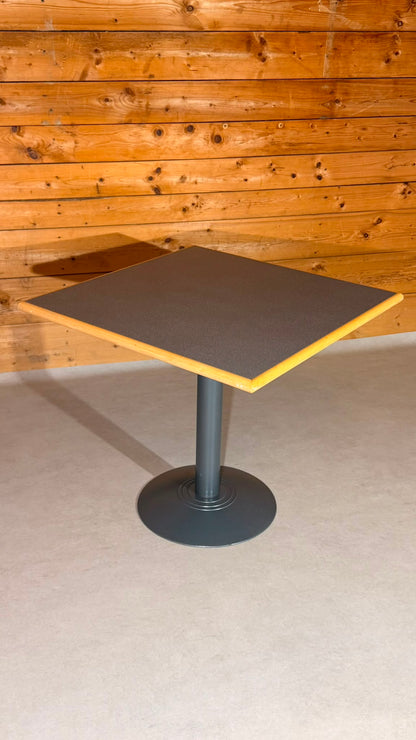 Quadratischer Tisch in grau von der Rohr AG Madiswil