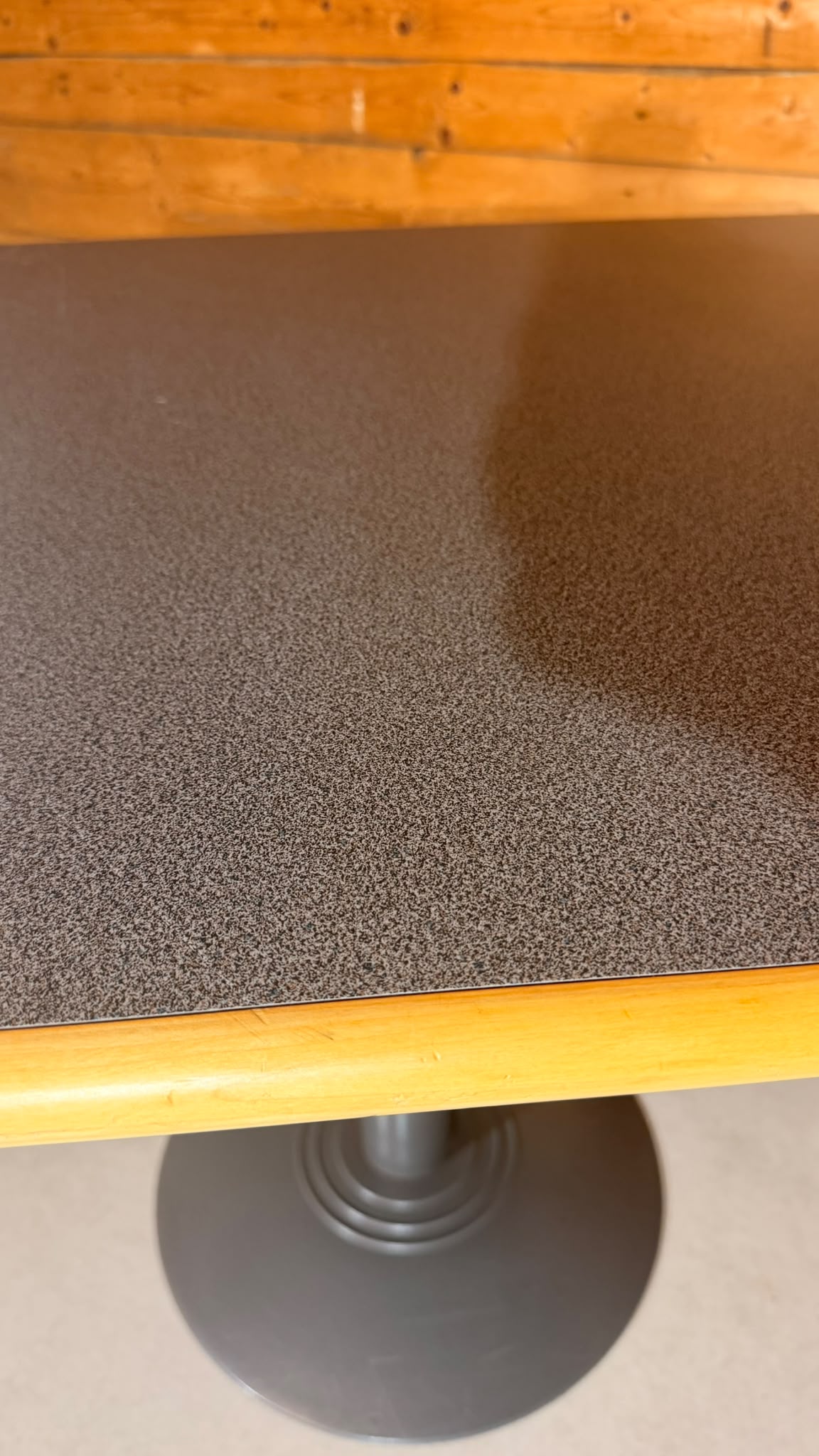 Quadratischer Tisch in grau von der Rohr AG Madiswil