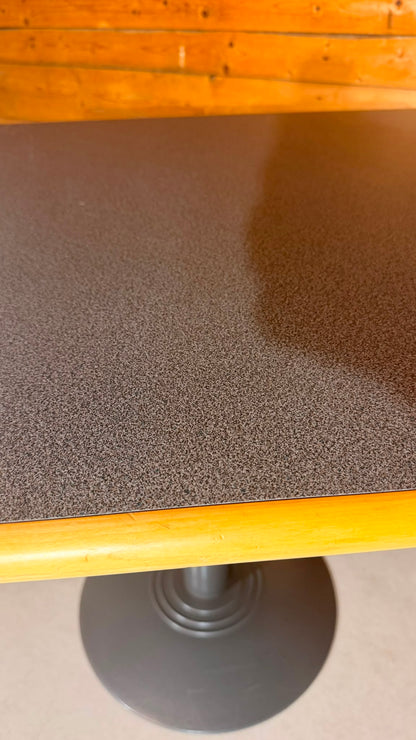 Quadratischer Tisch in grau von der Rohr AG Madiswil