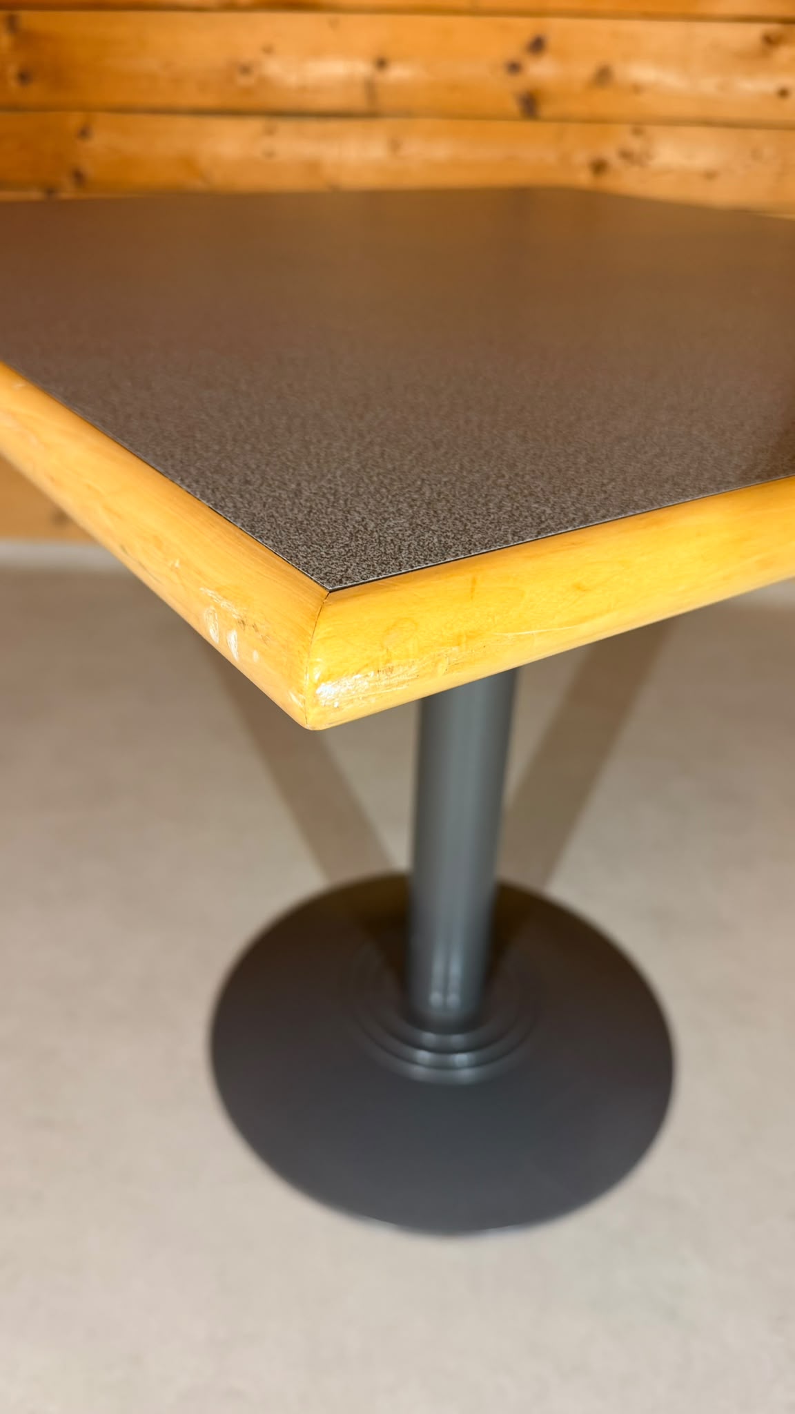 Quadratischer Tisch in grau von der Rohr AG Madiswil