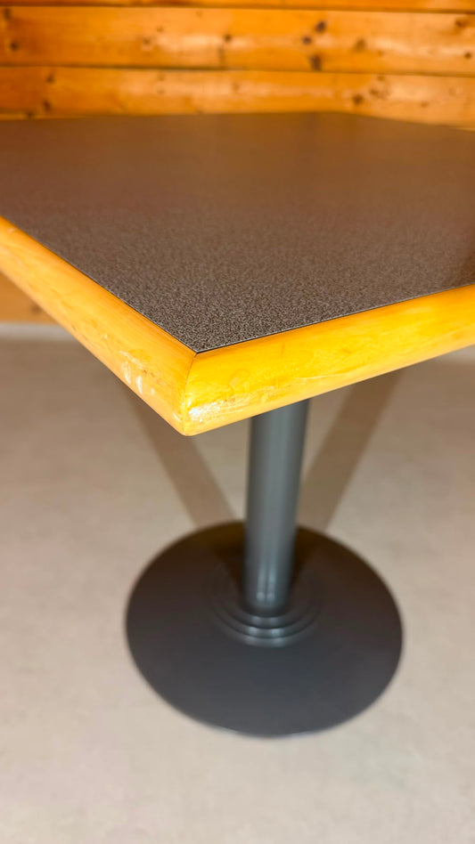 Quadratischer Tisch in grau von der Rohr AG Madiswil