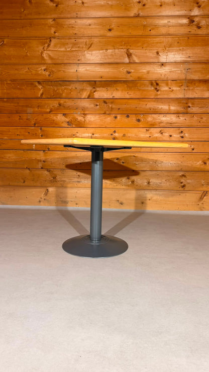 Quadratischer Tisch in grau von der Rohr AG Madiswil