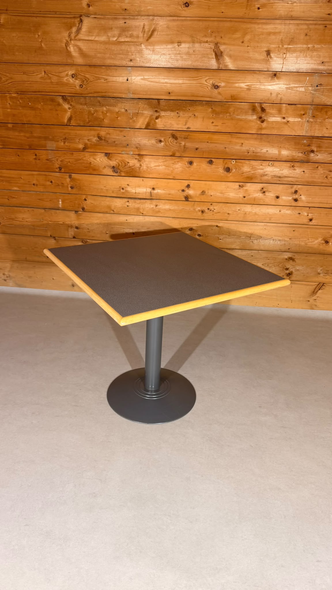 Quadratischer Tisch in grau von der Rohr AG Madiswil