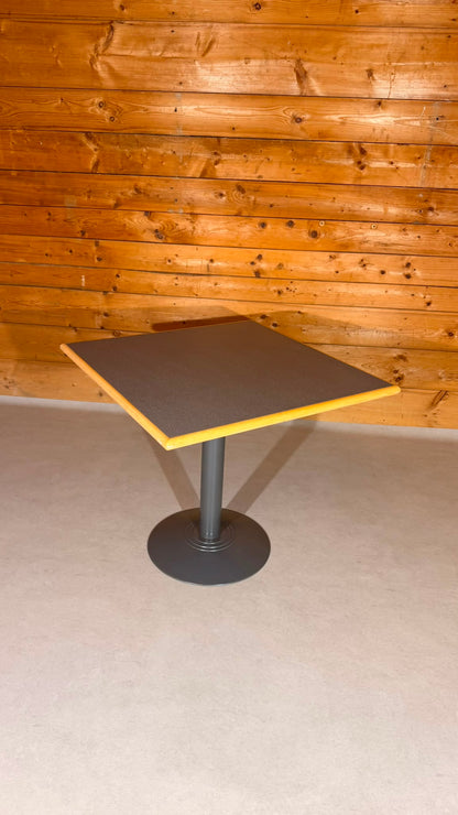 Quadratischer Tisch in grau von der Rohr AG Madiswil