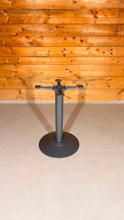 Quadratischer Tisch in grau von der Rohr AG Madiswil