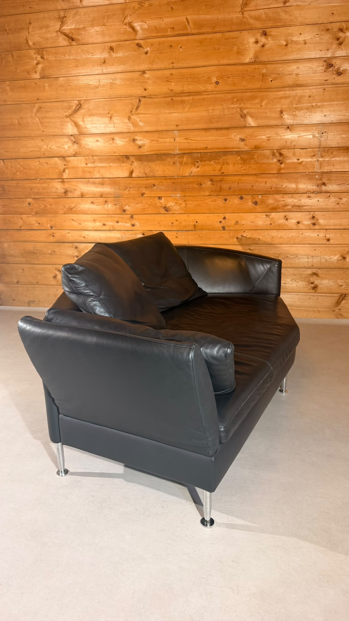 Dreipunkt Design Sofa aus schwarzem Leder 2-Sitzer