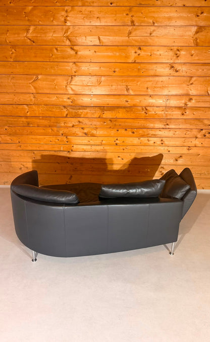 Dreipunkt Design Sofa aus schwarzem Leder 2-Sitzer