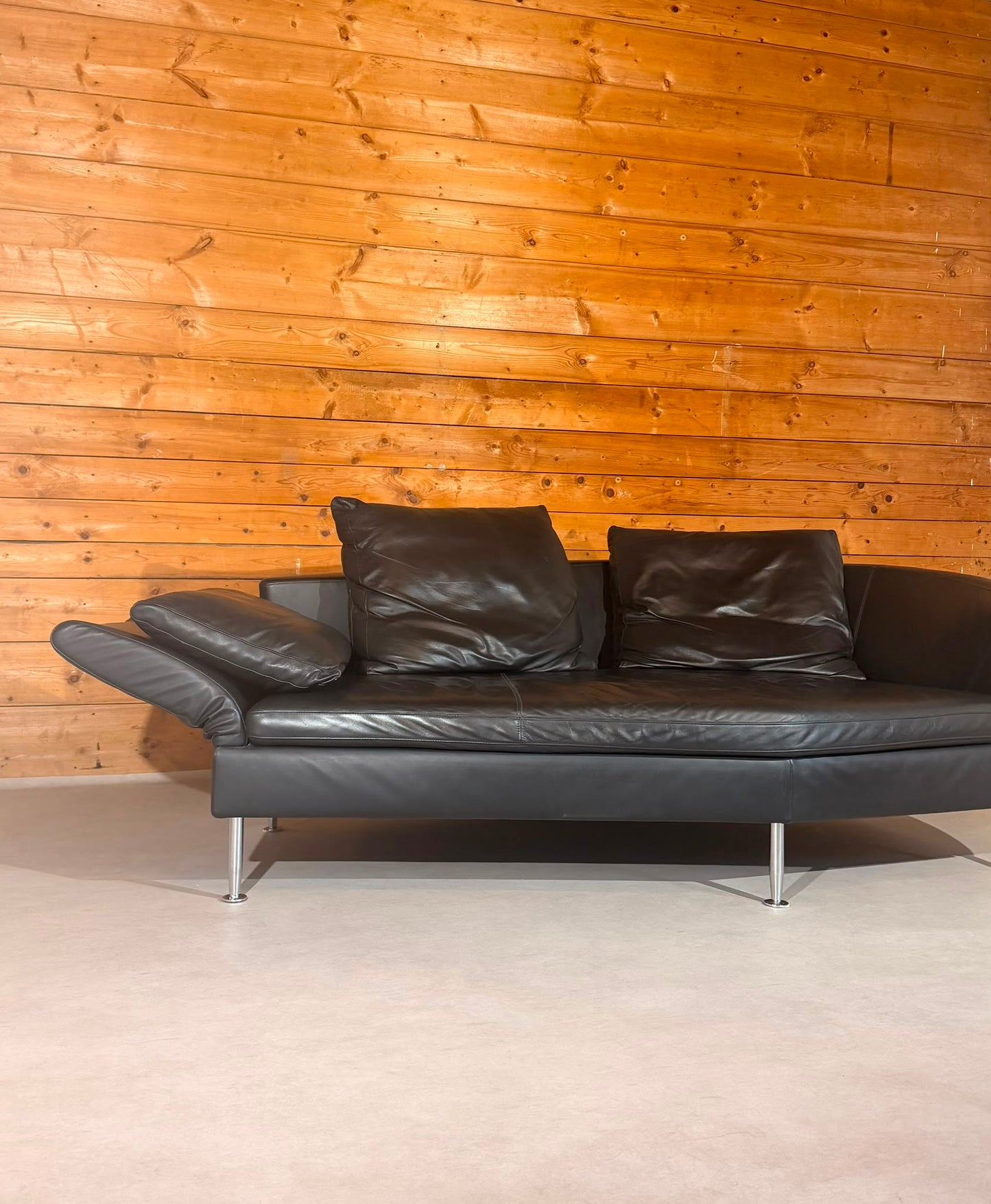 Dreipunkt Design Sofa aus schwarzem Leder 2-Sitzer
