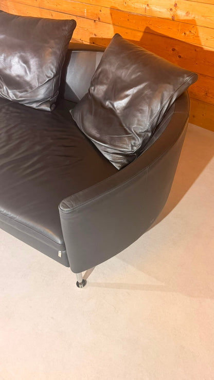 Dreipunkt Design Sofa aus schwarzem Leder 2-Sitzer