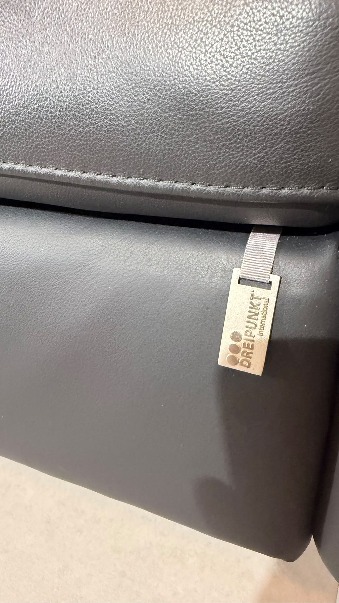 Dreipunkt Design Sofa aus schwarzem Leder 2-Sitzer