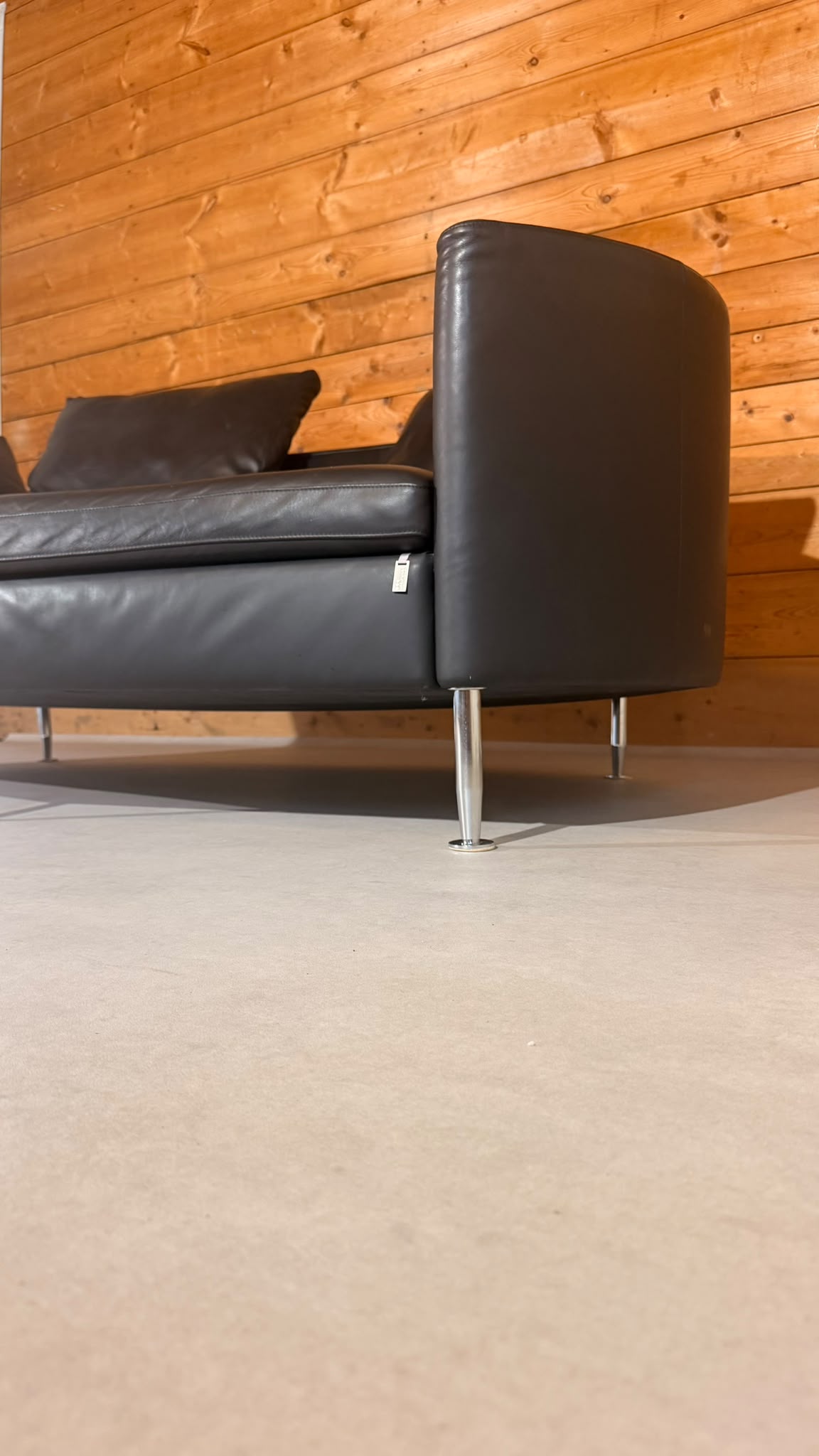 Dreipunkt Design Sofa aus schwarzem Leder 2-Sitzer