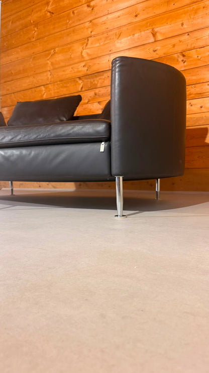 Dreipunkt Design Sofa aus schwarzem Leder 2-Sitzer