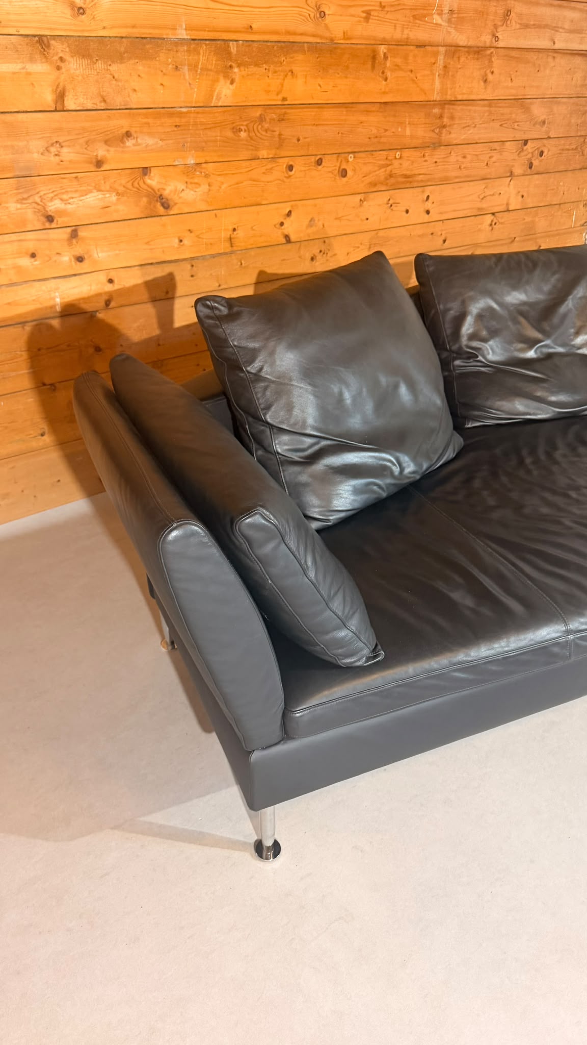 Dreipunkt Design Sofa aus schwarzem Leder 2-Sitzer