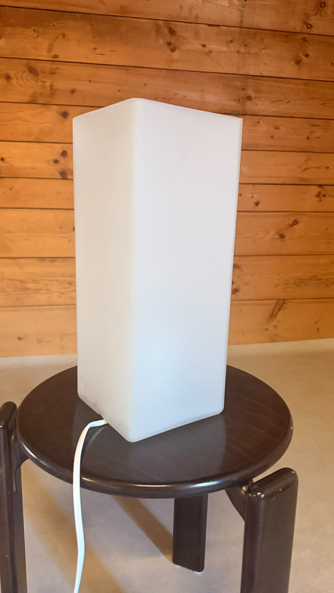 Design Tischleuchte aus Opalglas eckig satiniert Weiss