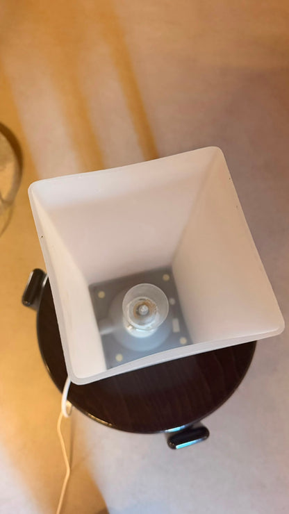 Design Tischleuchte aus Opalglas eckig satiniert Weiss