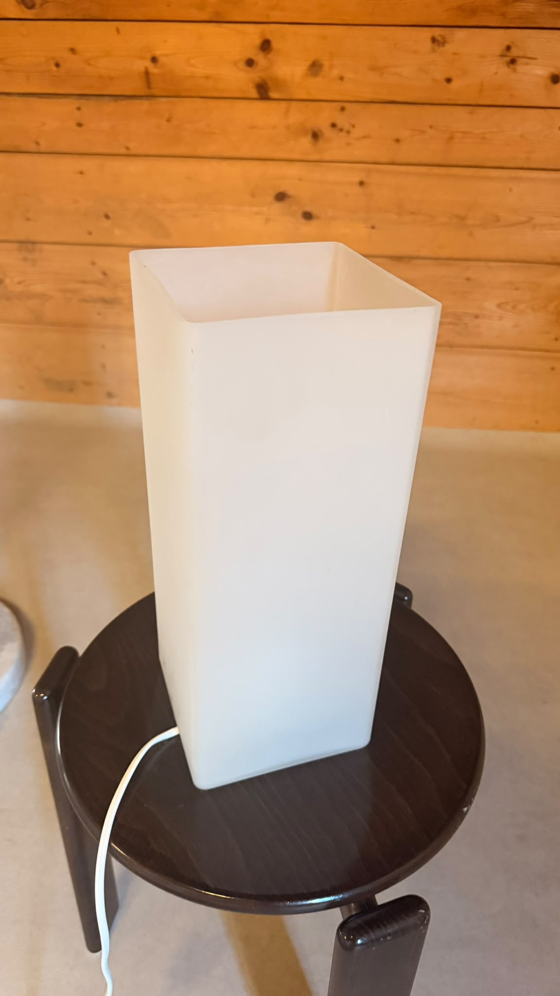 Design Tischleuchte aus Opalglas eckig satiniert Weiss