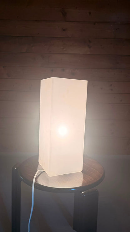Design Tischleuchte aus Opalglas eckig satiniert Weiss