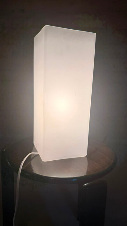 Design Tischleuchte aus Opalglas eckig satiniert Weiss