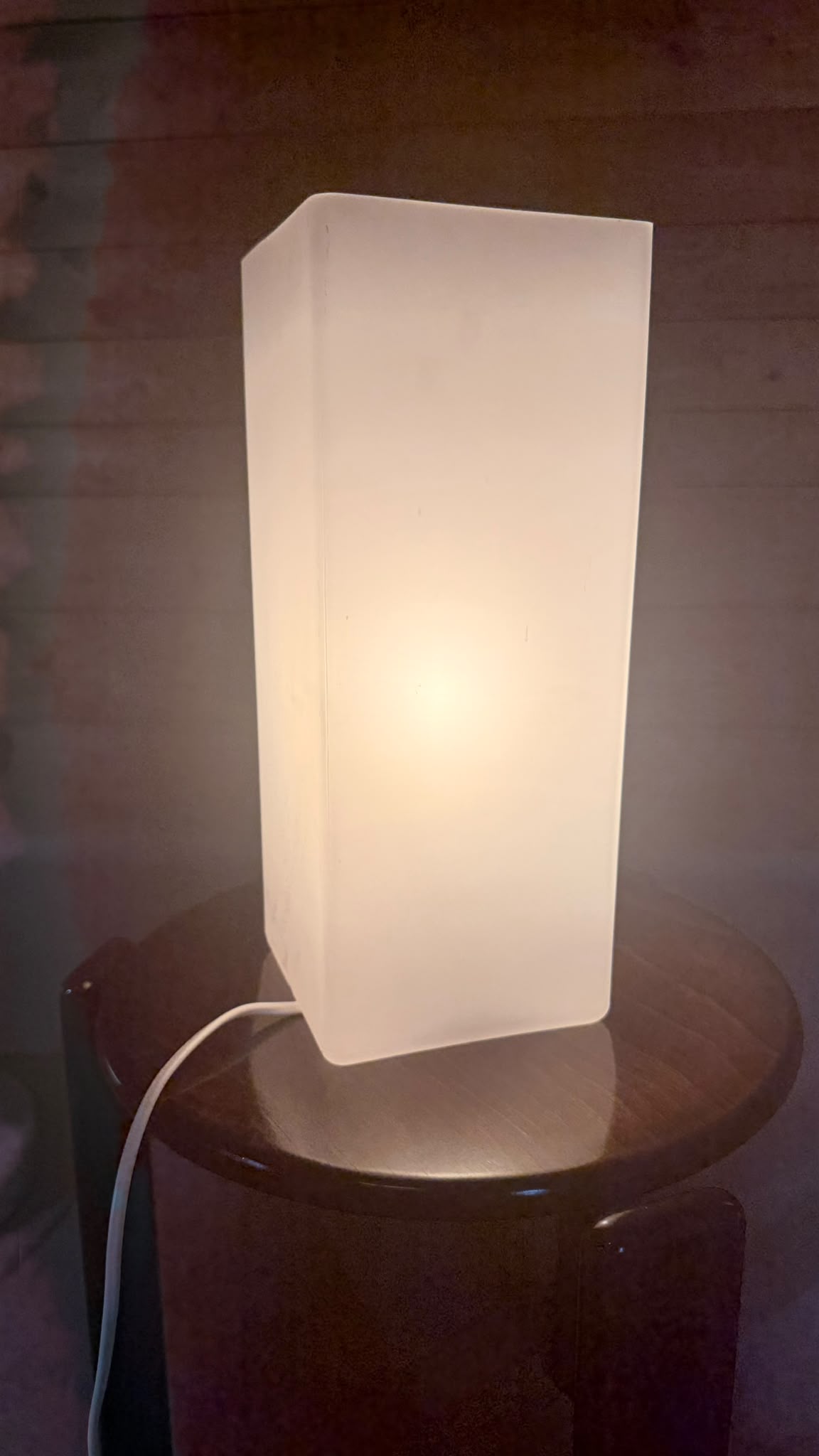 Design Tischleuchte aus Opalglas eckig satiniert Weiss