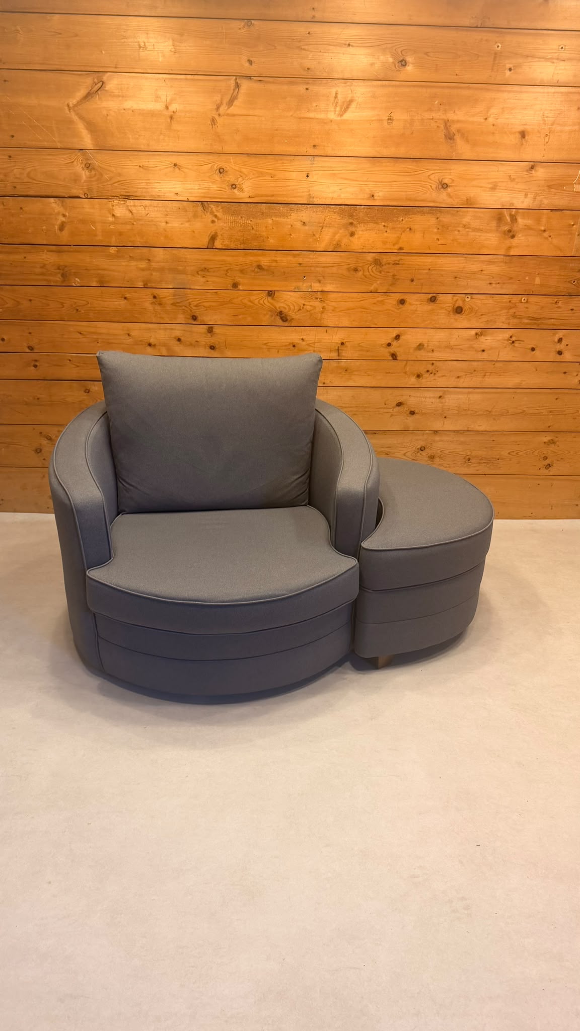 Moderner Drehsessel Lese Sessel mit passendem Hocker in Grau