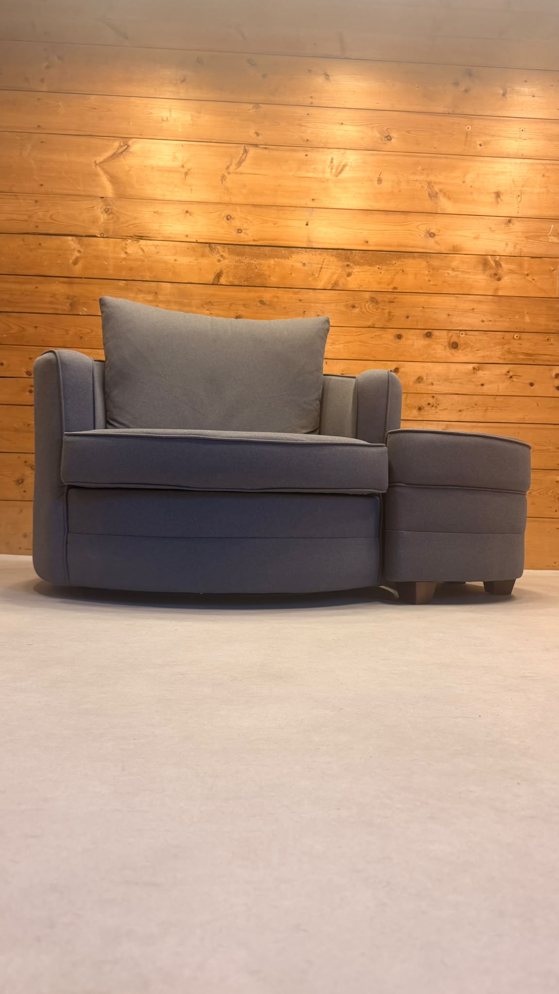 Moderner Drehsessel Lese Sessel mit passendem Hocker in Grau