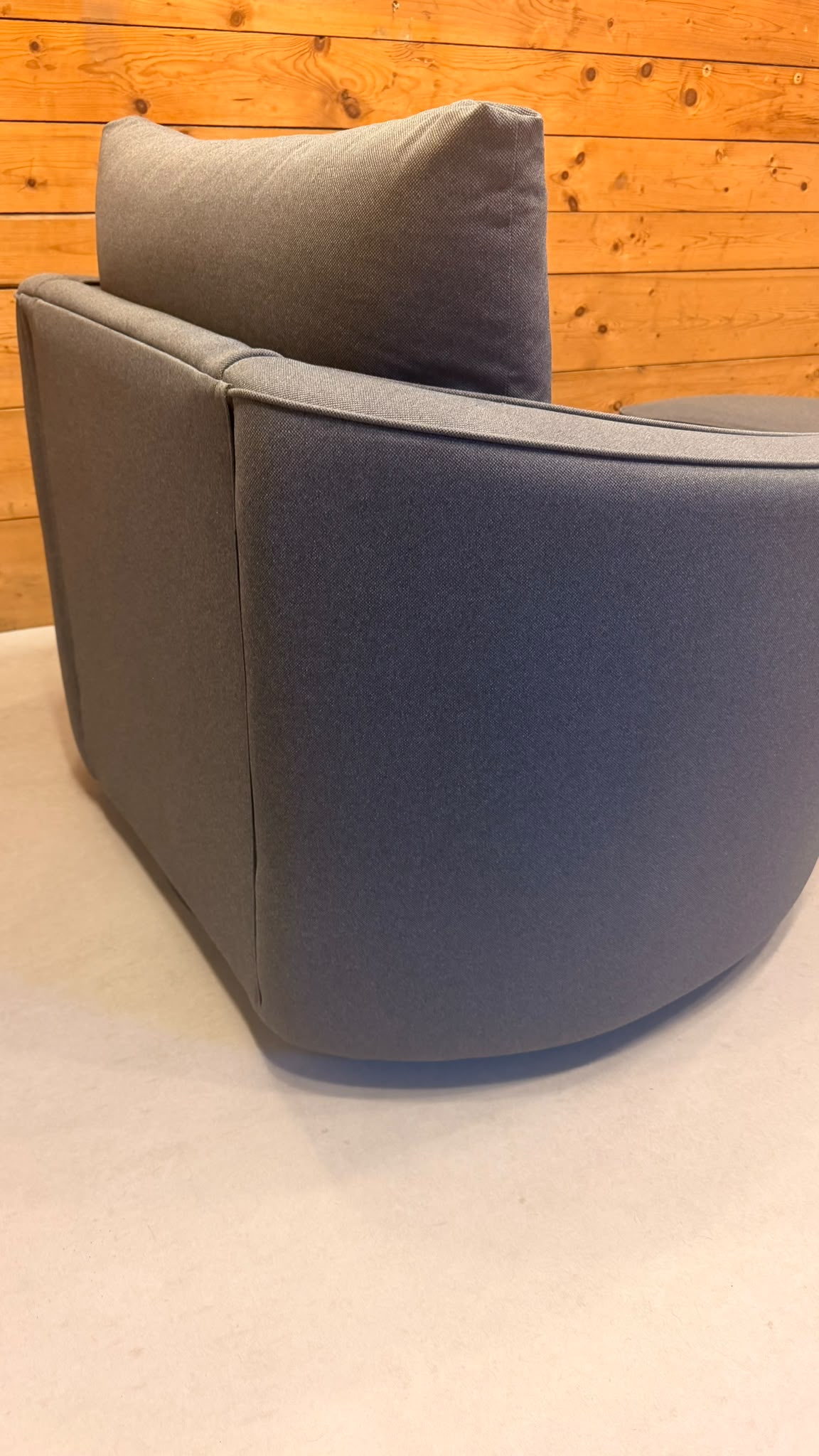 Moderner Drehsessel Lese Sessel mit passendem Hocker in Grau