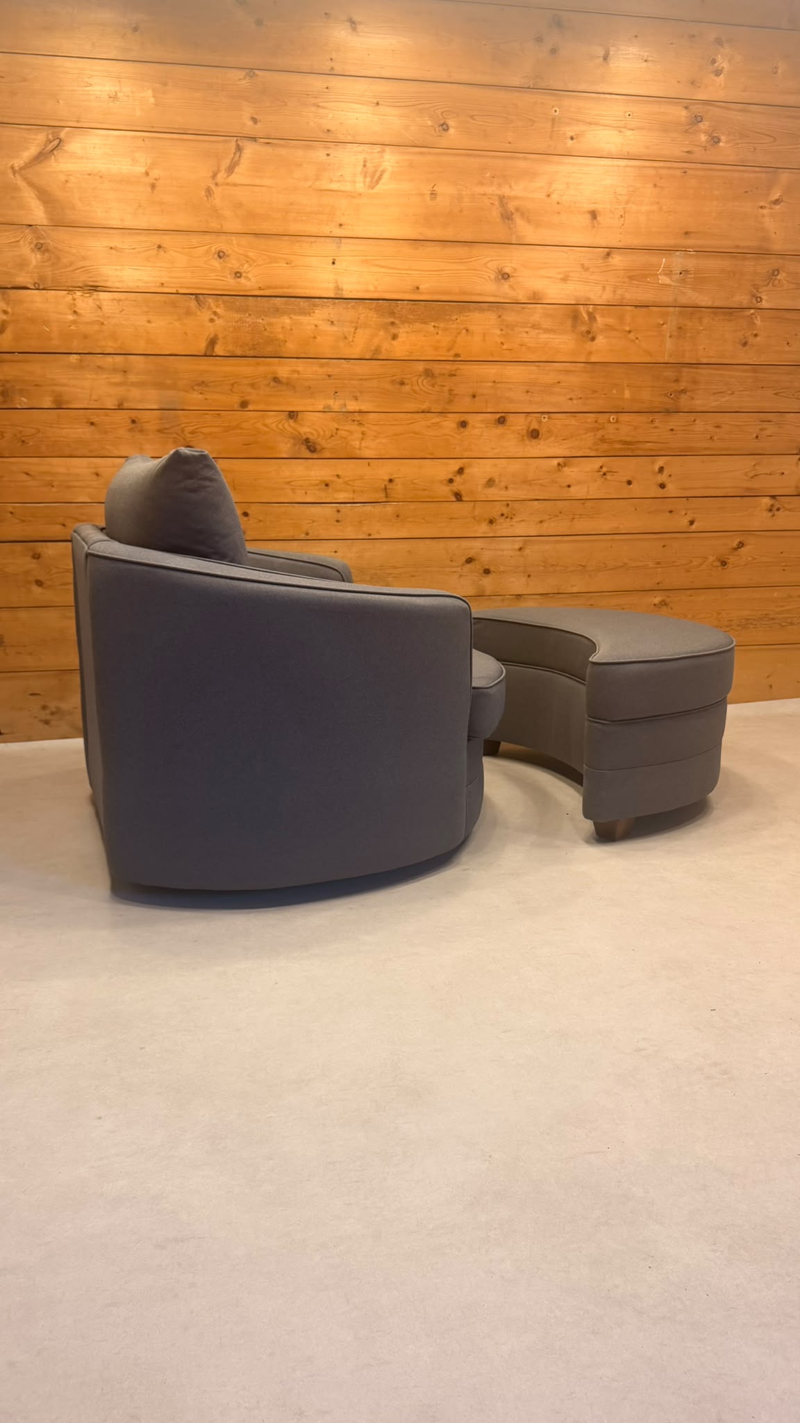 Moderner Drehsessel Lese Sessel mit passendem Hocker in Grau