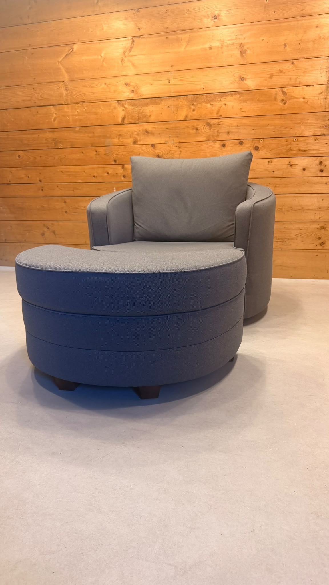 Moderner Drehsessel Lese Sessel mit passendem Hocker in Grau