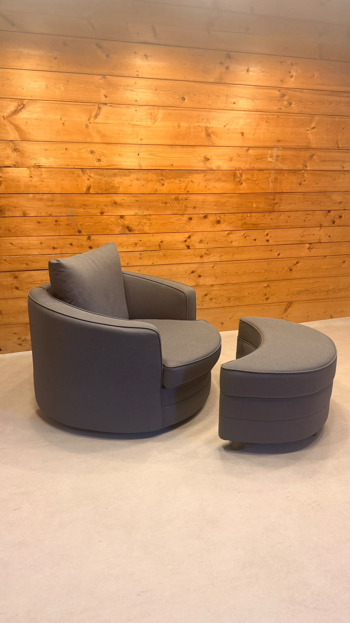 Moderner Drehsessel Lese Sessel mit passendem Hocker in Grau