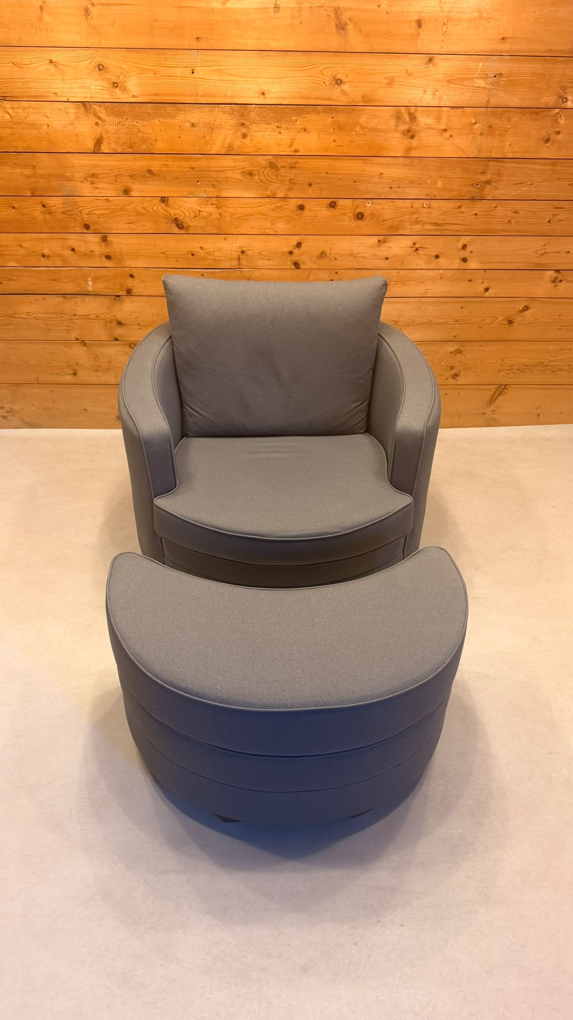 Moderner Drehsessel Lese Sessel mit passendem Hocker in Grau