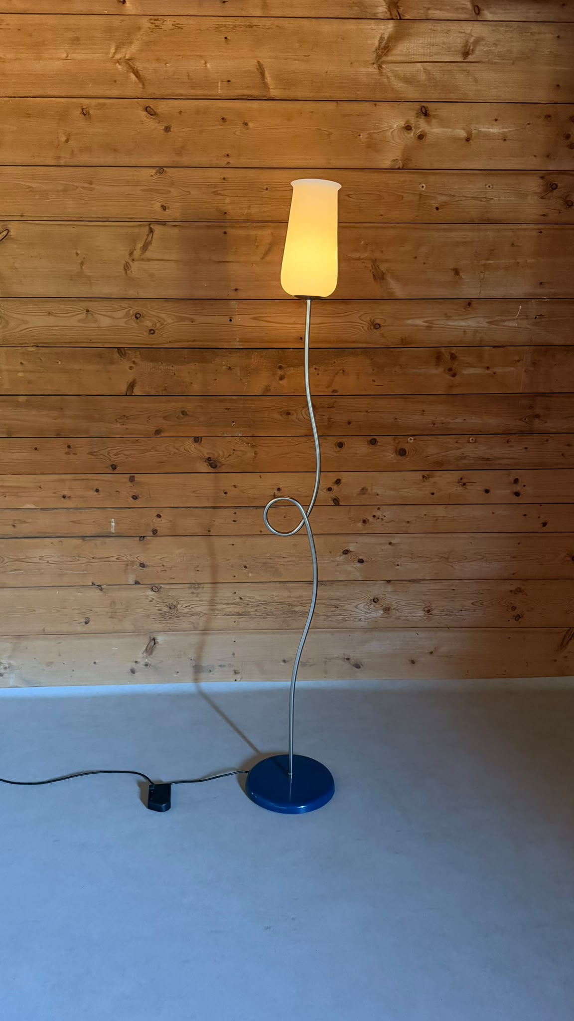 Postmoderne italienische La Relco Stehlampe in Tulpenform