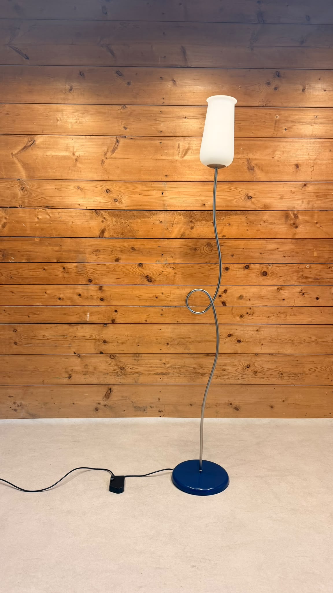 Postmoderne italienische La Relco Stehlampe in Tulpenform