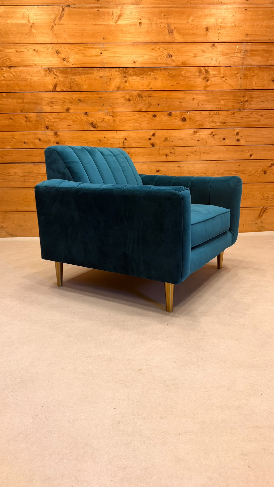 Eleganter Samt Sessel in Petrol mit goldenen Metallfüssen