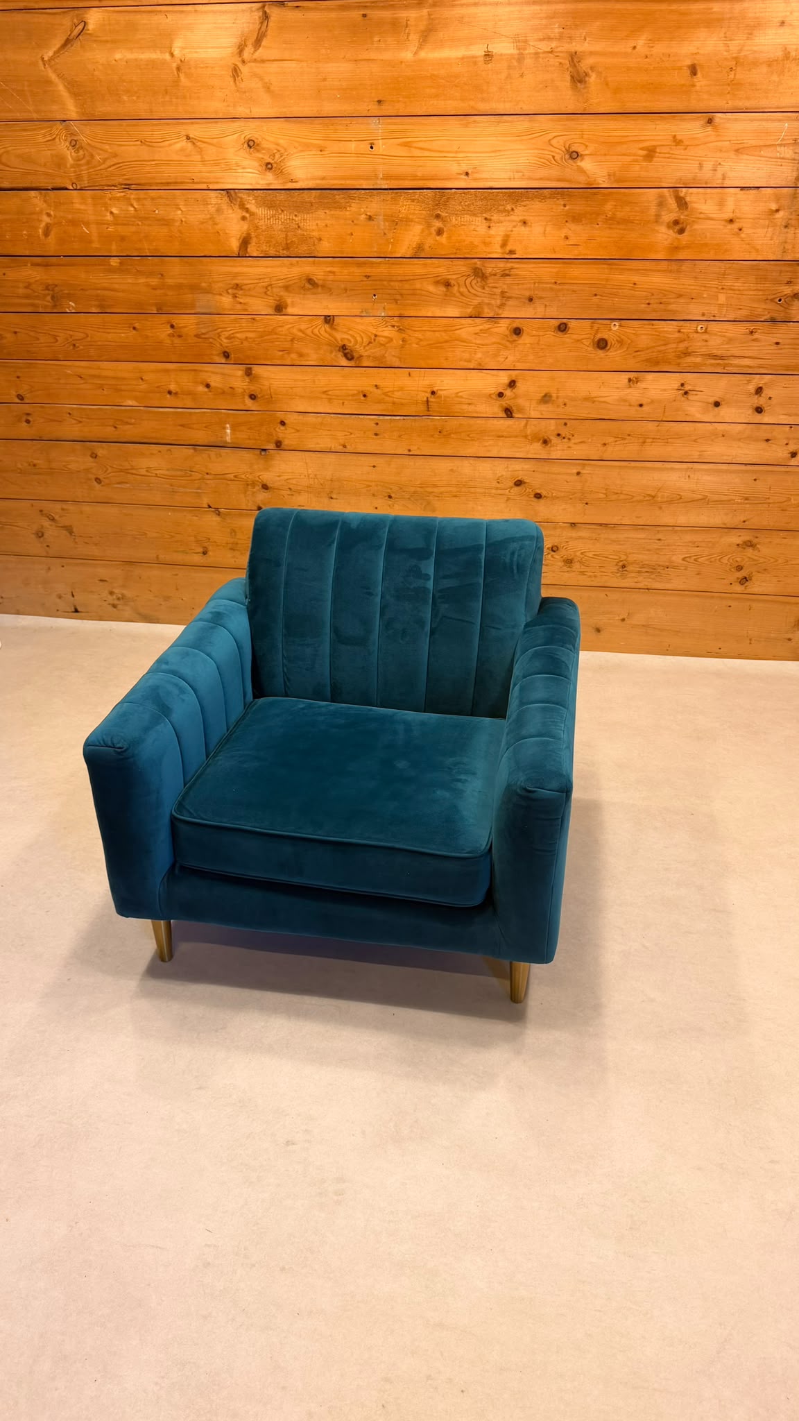 Eleganter Samt Sessel in Petrol mit goldenen Metallfüssen