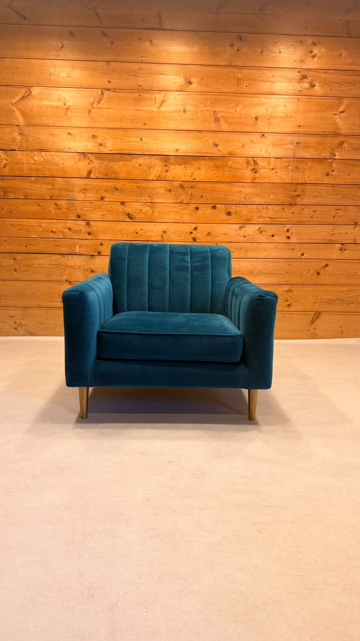 Eleganter Samt Sessel in Petrol mit goldenen Metallfüssen