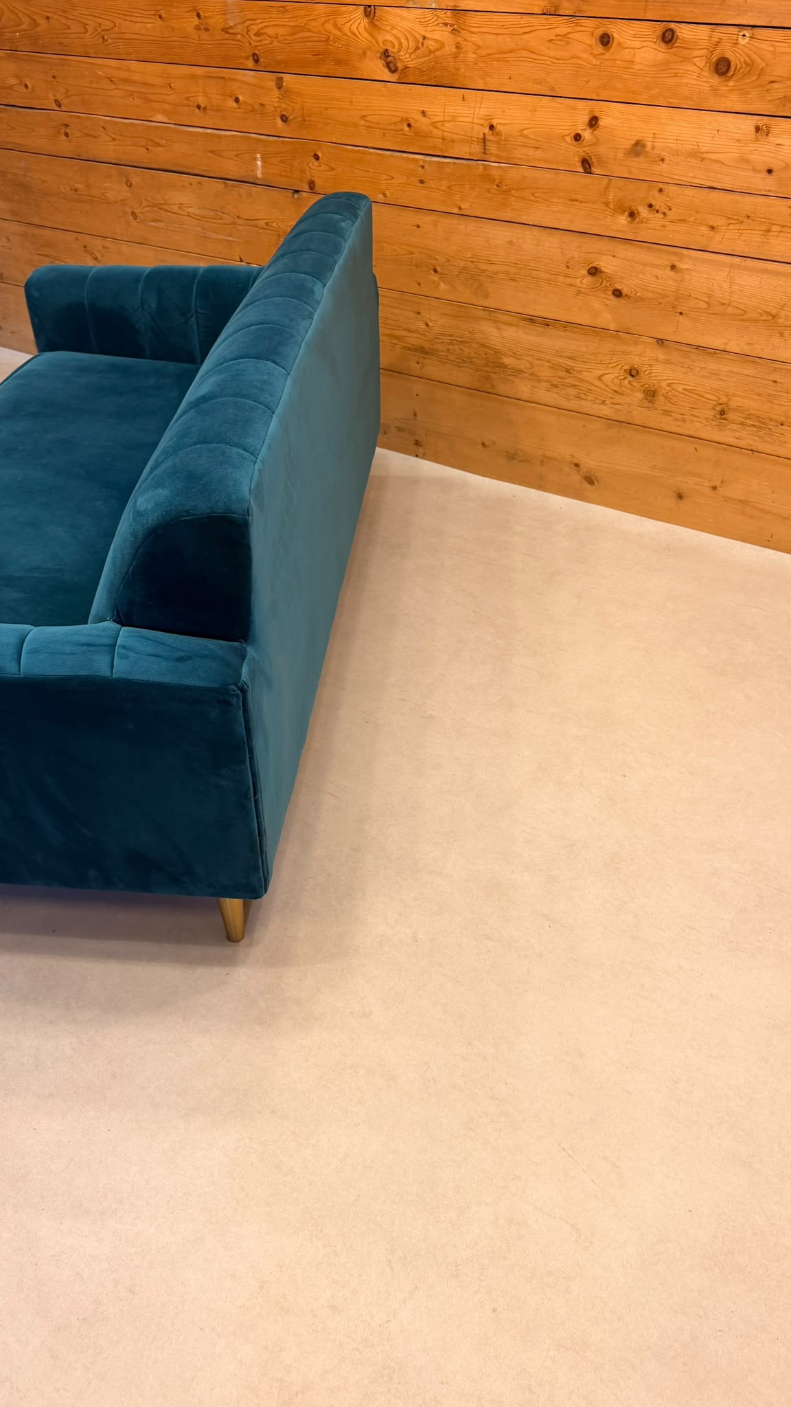 Elegantes 2-Sitzer Samt Sofa in Petrol goldene Metallfüsse