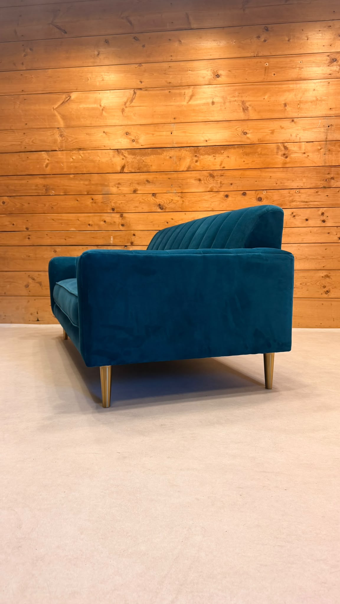 Elegantes 2-Sitzer Samt Sofa in Petrol goldene Metallfüsse
