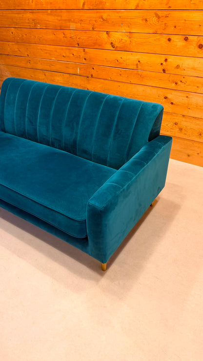 Elegantes 2-Sitzer Samt Sofa in Petrol goldene Metallfüsse