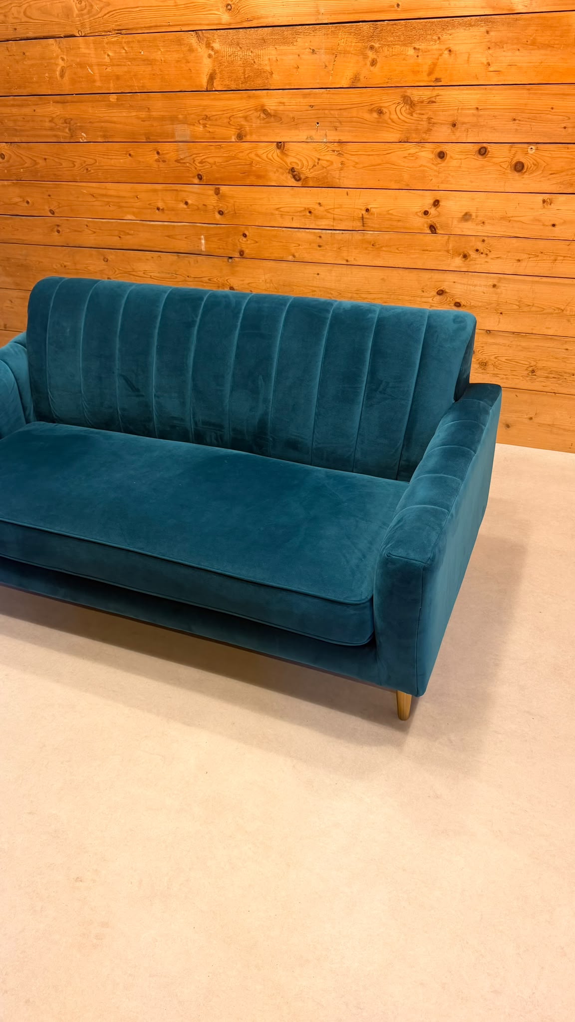 Elegantes 2-Sitzer Samt Sofa in Petrol goldene Metallfüsse