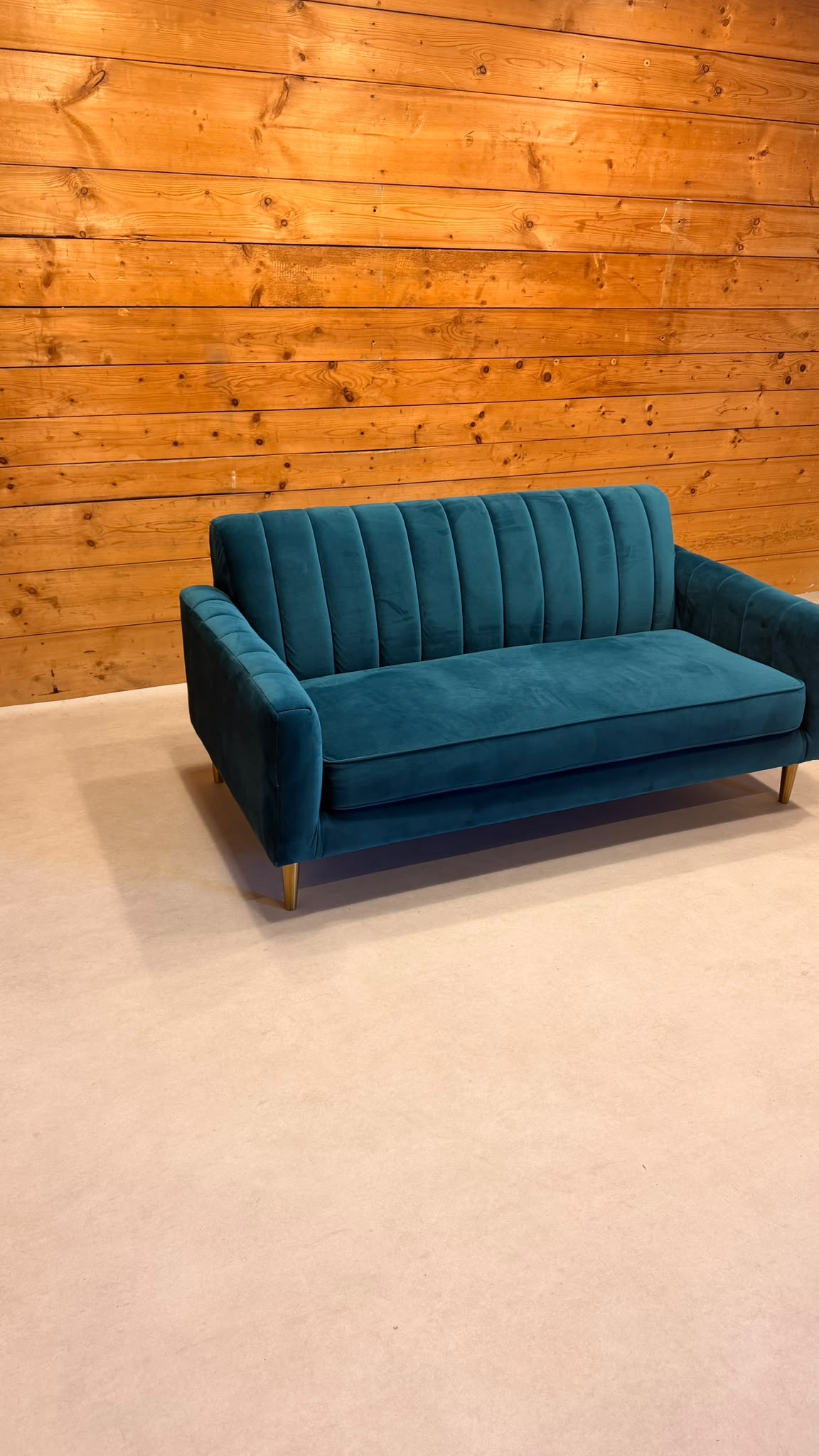 Elegantes 2-Sitzer Samt Sofa in Petrol goldene Metallfüsse